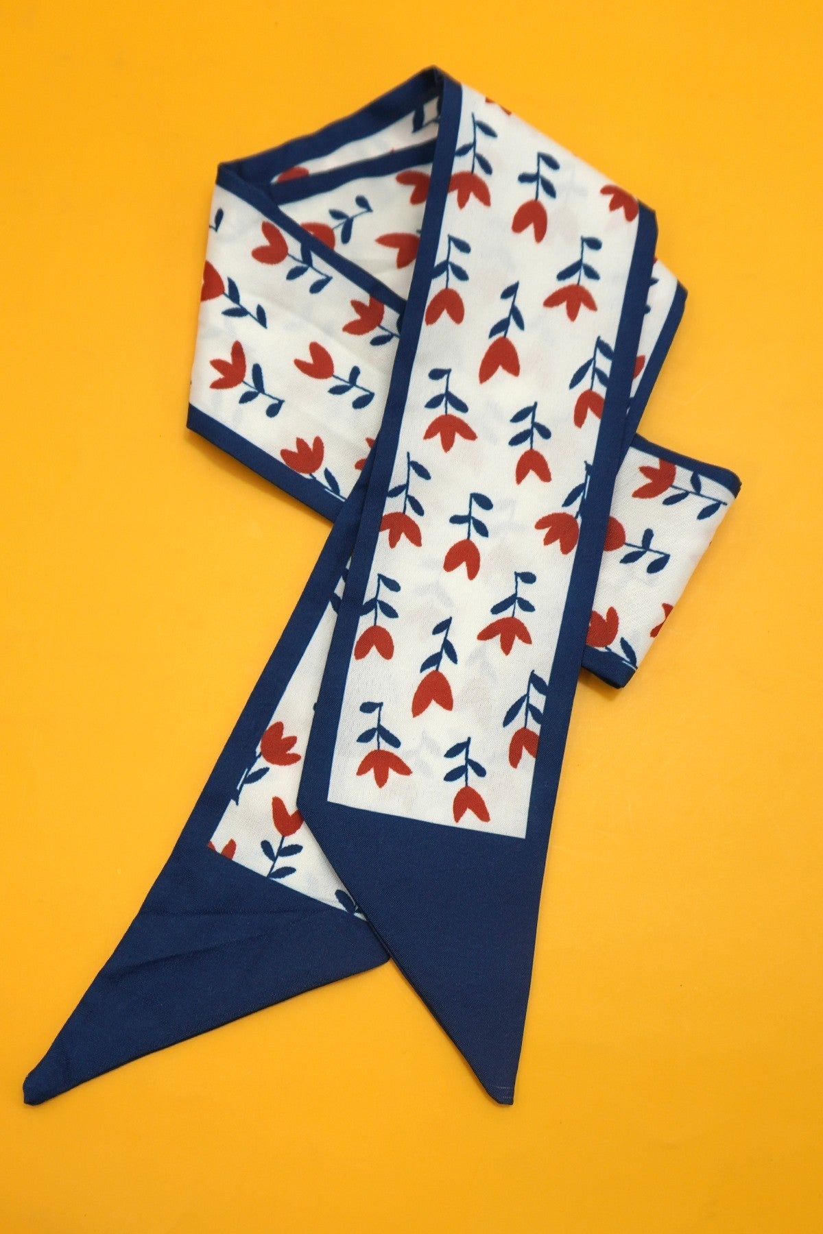 Lightweight Patterned Twilly Scarf – Versatile, Airy & Stylish